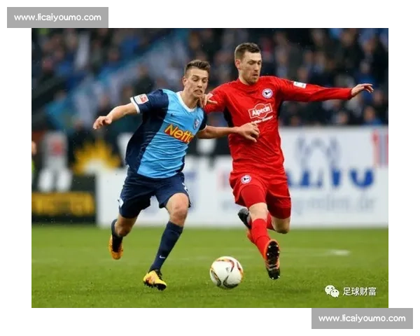 半场战况回顾与分析，精彩瞬间与焦点对决一览无遗